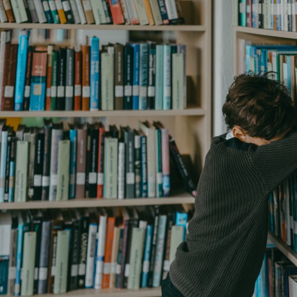 Child against a book shelf