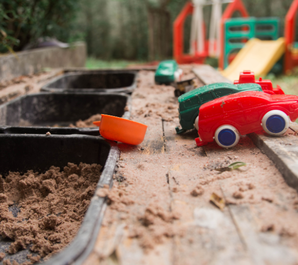 Sandboxing in Practice – Qualitative Interviewing with Sand, Objects, and Figures